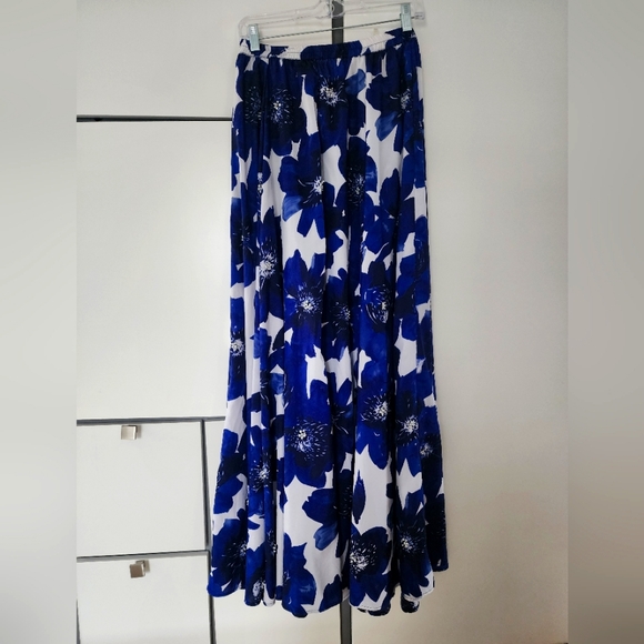 Roz & Ali Dresses & Skirts - Roz & Ali Maxi.Skirt White And Navy Blue Flloral Fabric.Siz Xs.Elastic Bealt.